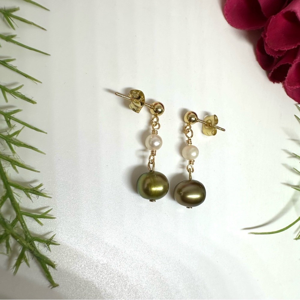 NEW⚜️ Olive Freshwater Pearl Dangly Earrings - Picture 2 of 4